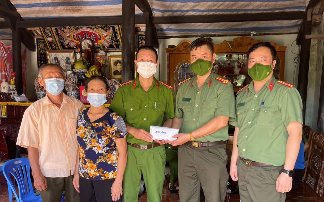 Trao kinh phí hỗ trợ xây “Nhà đồng đội” của Giám đốc CATP và CAH Tiên Lãng tới gia đình Trung tá Nguyễn Hữu Nhân